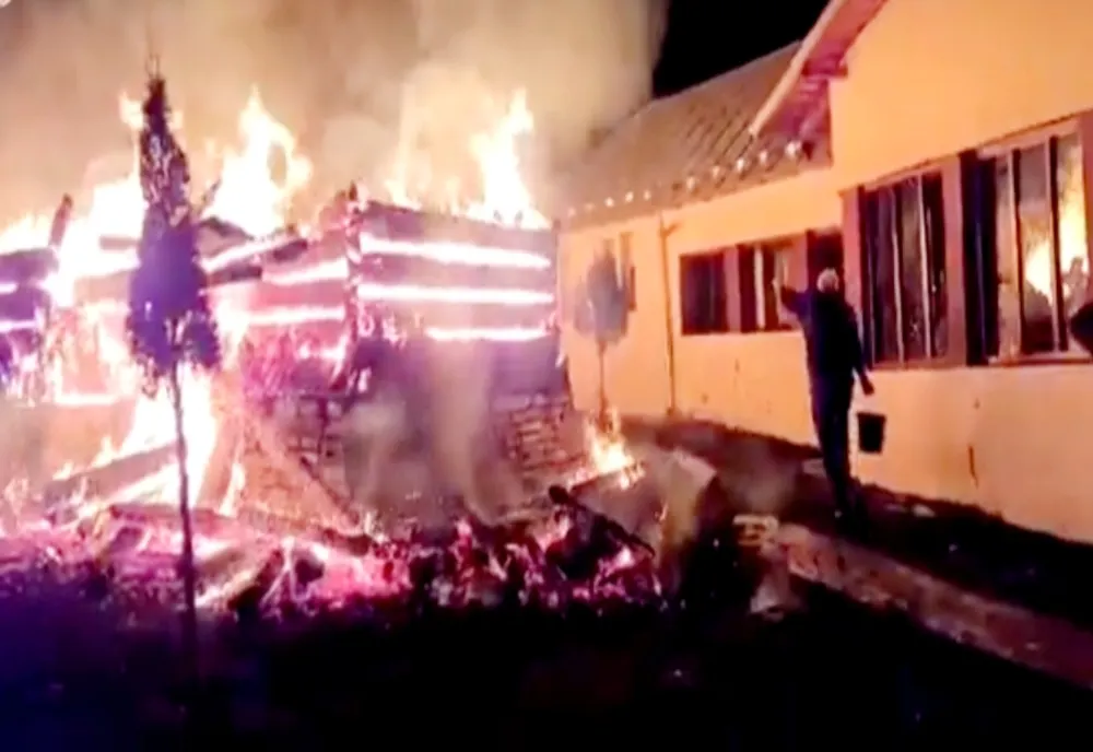 Biserică în flăcări în Argeș. A ars în întregime