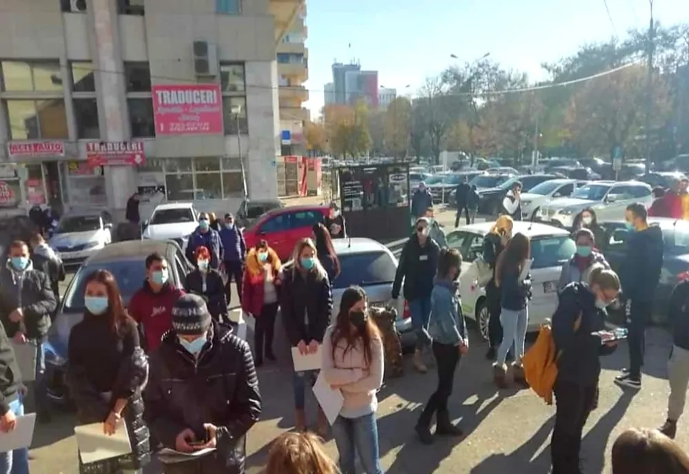 Garduri montate de jandarmi la secția Permise, în Pitești