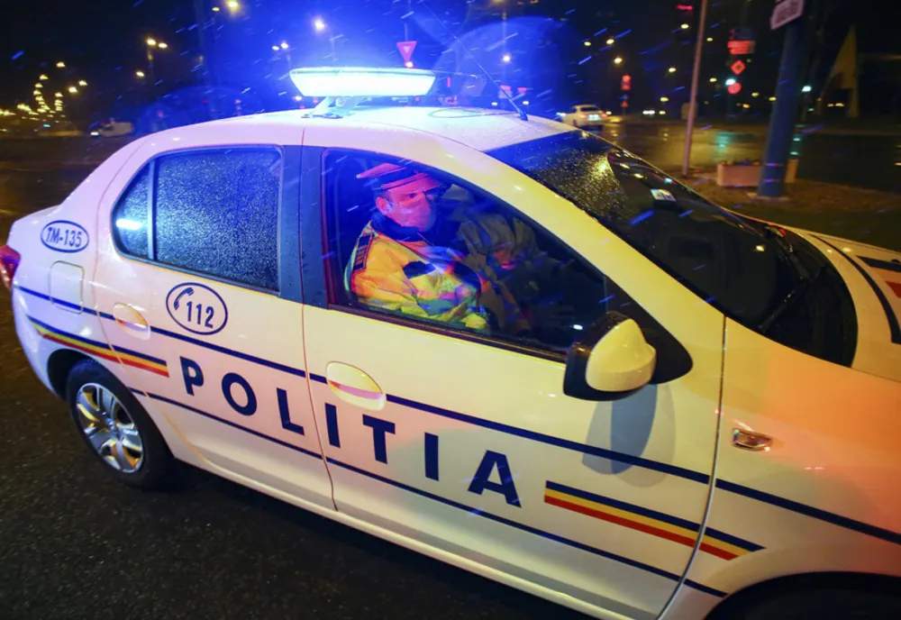 A părăsit partea carosabilă și a intrat în coliziune cu 4 autoturisme parcate
