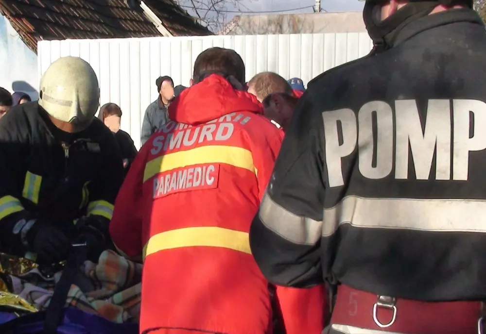 Patru răniţi, două persoane încarcerate, într-un accident rutier în Argeş