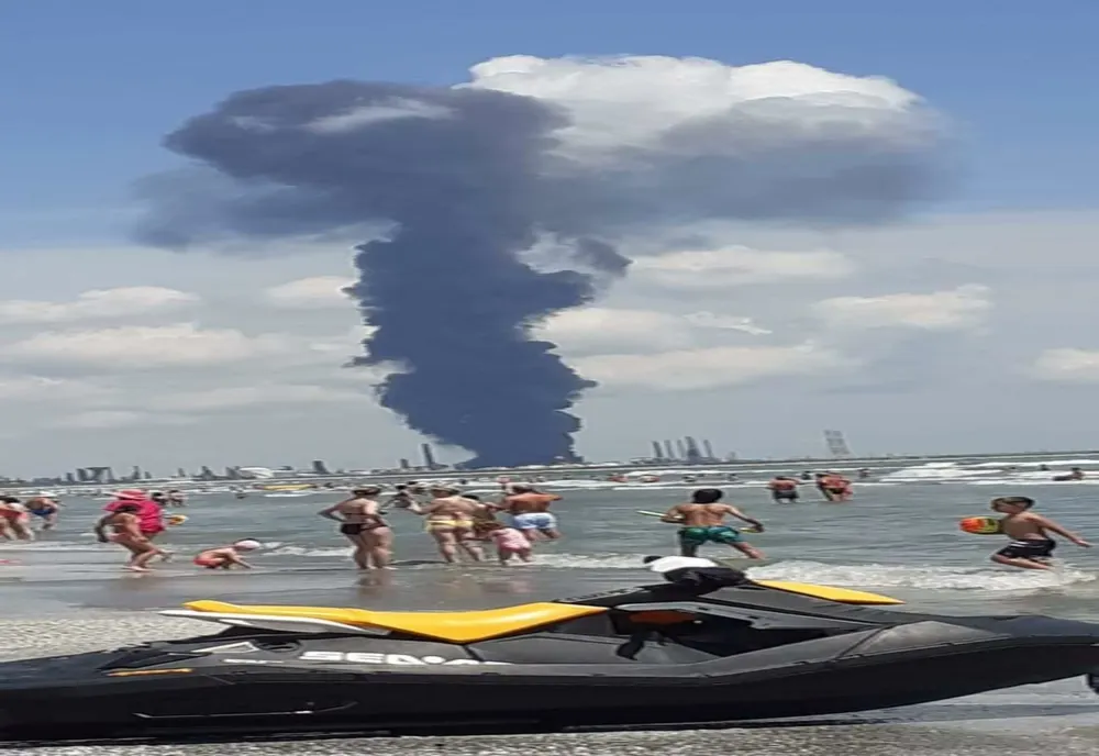 EXPLOZIE urmată de INCENDIU, la Rafinăria Petromidia Năvodari. Populația, avertizată să părăsească zona 