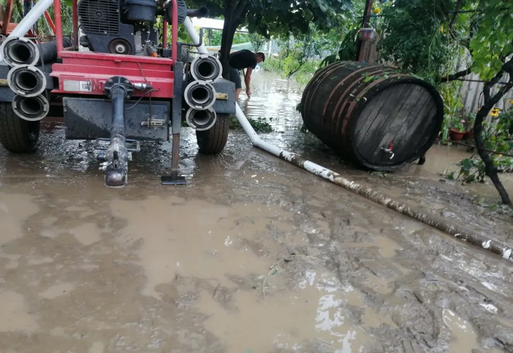 Curți inundate, acoperișuri luate de vânt, în Argeș