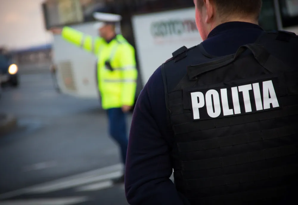 Doi polițiști cercetați pentru luare de mită