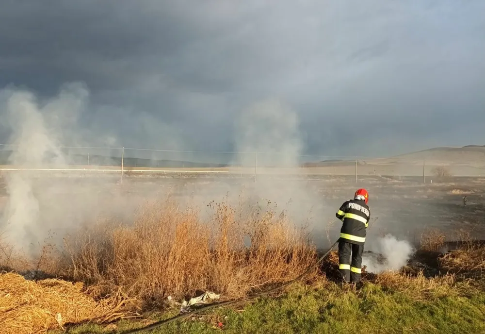 Incendii de vegetație uscată astăzi în Argeș