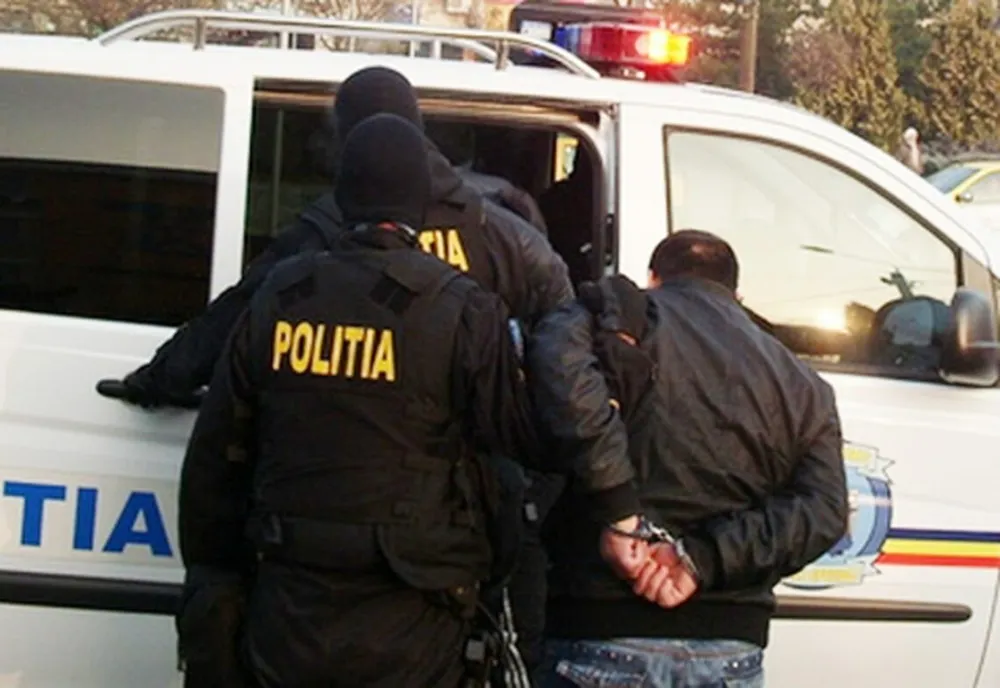 Reținuți în trafic pentru comiterea mai multor furturi