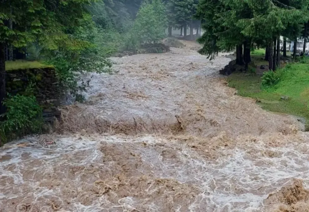 Cod galben de viituri începând de mâine dimineață. Ce zone sunt sub incidența codului