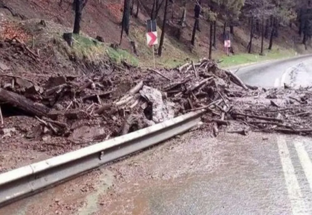 Trafic blocat pe DN 7 / E 81 din cauza aluviunilor scurse de pe versanţi pe şosea