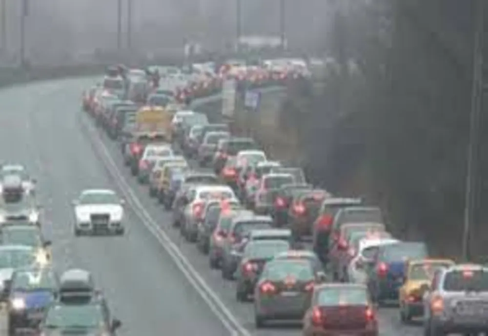 Prahova. Valori ridicate de trafic pe DN 1 Ploieşti - Braşov, pe sensul spre Capitală. Se circulă în coloană între Azuga şi Buşteni şi pe raza localităţii Comarnic