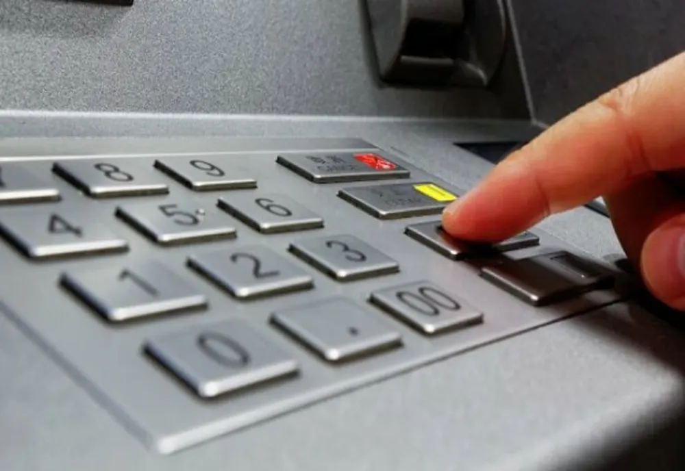 Ce se întâmplă dacă apeși „cancel” de două ori la bancomat
