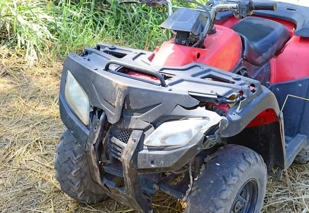 TRAGEDIE ÎN ARGEȘ. UN COPIL DE 13 ANI A MURIT DUPĂ CE S-A IZBIT CU ATV-UL DE UN COPAC