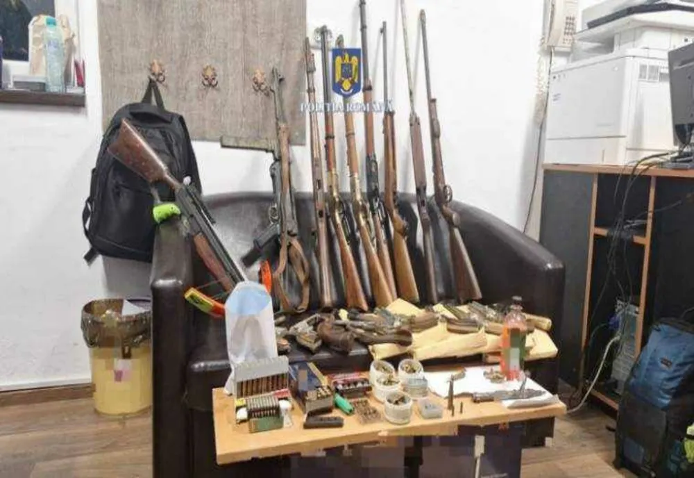 DESCOPERIRE ÎNGRIJORĂTOARE: 21 DE ARME ȘI APROAPE 780 DE BUCĂȚI DE MUNIȚIE, DEȚINUTE ILEGAL, GĂSITE ÎN LOCUINȚA UNUI BĂRBAT DE 70 DE ANI DIN TULCEA