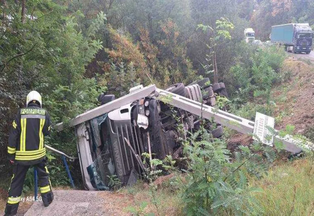 ACCIDENT PE DN 65: TIR RĂSTURNAT LA ALBOTA