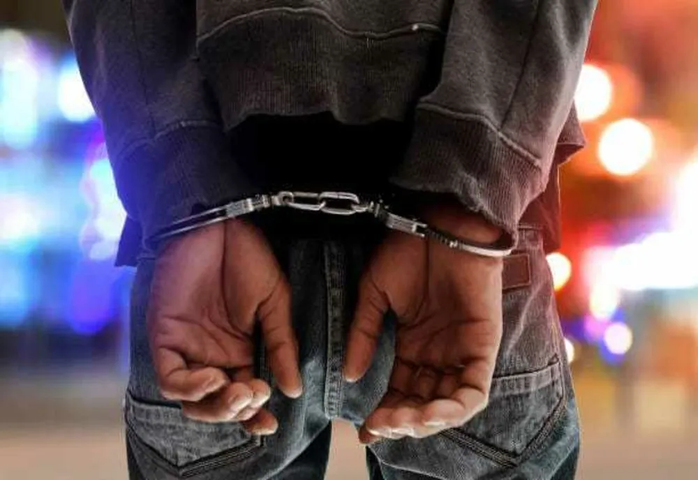 UN LOVERBOY ROMÂN CONDAMNAT PENTRU TRAFIC DE MINORI A FOST ADUS ÎN ȚARĂ PENTRU EXECUTAREA PEDEPSEI
