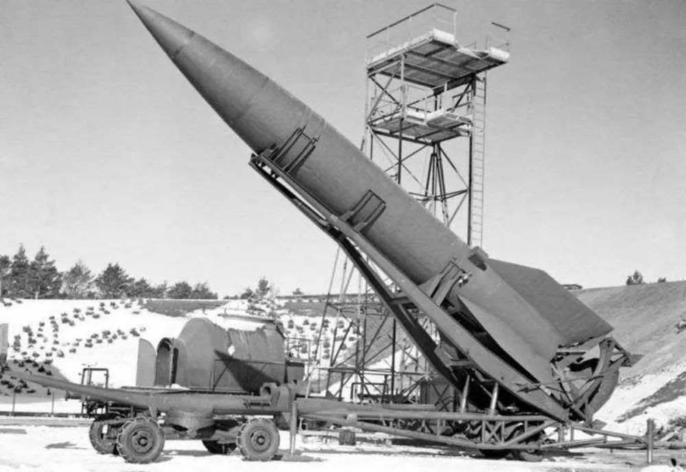 PRIMA RACHETĂ BALISTICĂ GERMANĂ V-2 LANSEAZĂ CU SUCCES ÎN SPAȚIU