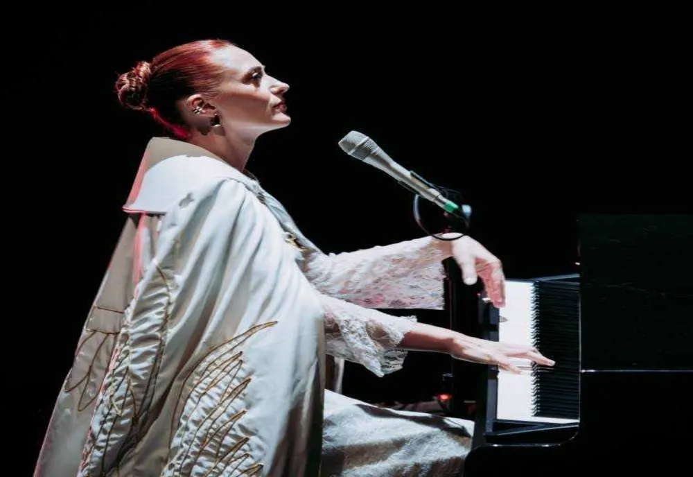 FILARMONICA PITEȘTI GAZDUIEȘTE CONCERTUL CINEMATIC-POP AL LUI LEYAH