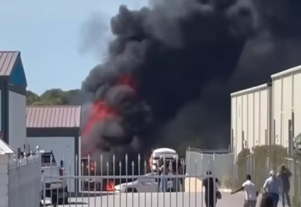 DOUĂ PERSOANE AU MURIT DUPĂ CE UN AVION S-A PRĂBUȘIT ÎN APROPIEREA UNUI AERODROM DIN TEXAS