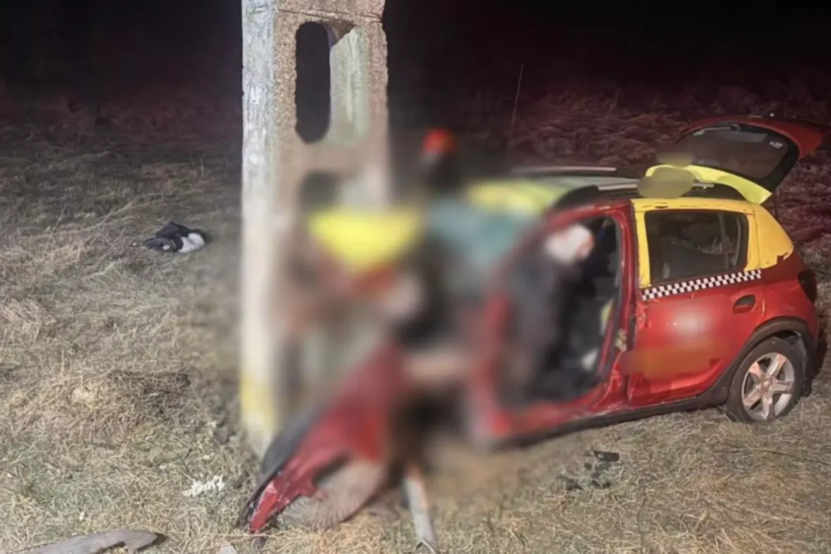 Tragedie în Argeș: un tânăr de 22 de ani a murit după ce a intrat cu mașina într-un stâlp