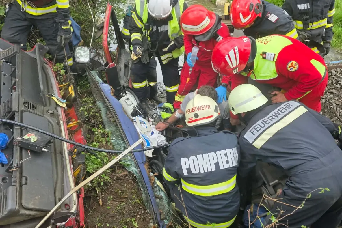 Trafic blocat după răsturnarea unui camion încărcat cu pepeni pe DJ 151D