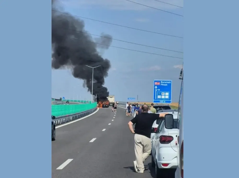Accident grav pe Drumul Expres 12, în Argeș. Mașină mistuită de flăcări, după ce a lovit parapetul de la marginea șoselei