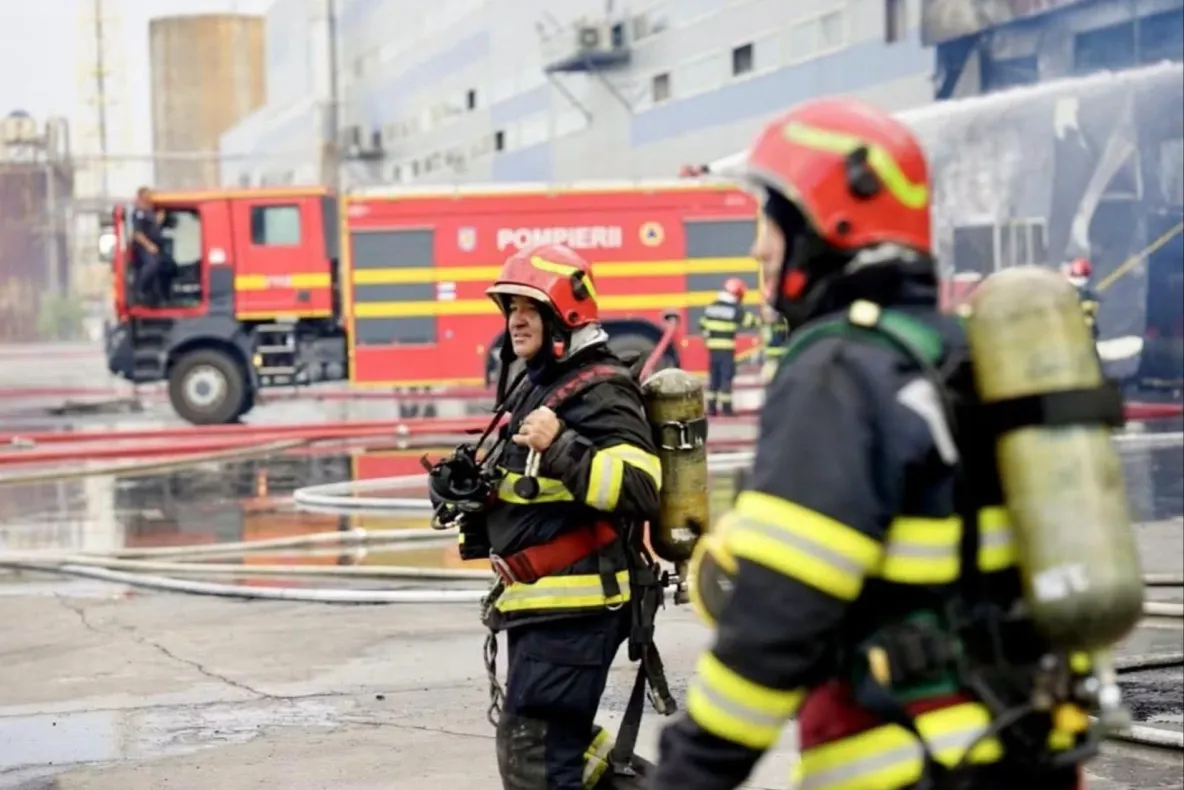 Pompier lovit cu o cărămidă în timp ce stingea un incendiu, în Argeș