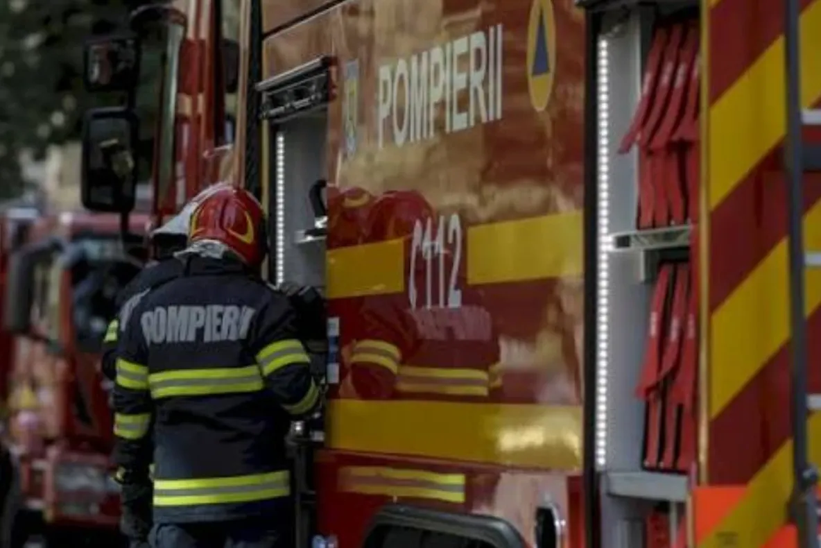 Incendiu la o locuință din Pitești. Pompierii au intervenit cu trei autospeciale