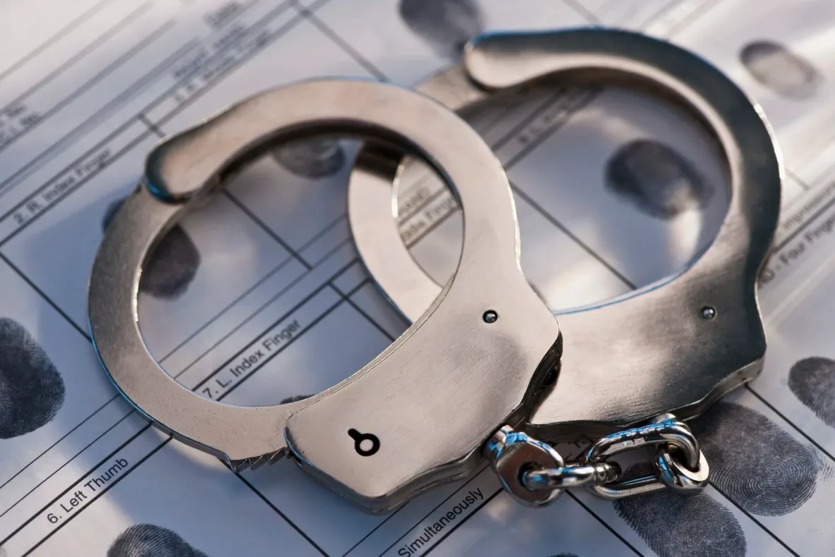 Bărbat reținut în Argeș pentru furtul a două portofele și evadare de la arestul la domiciliu