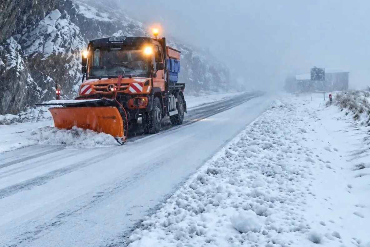 Iarna a ajuns pe Transfăgărășan în octombrie. Drumarii au intervenit cu utilaje de deszăpezire