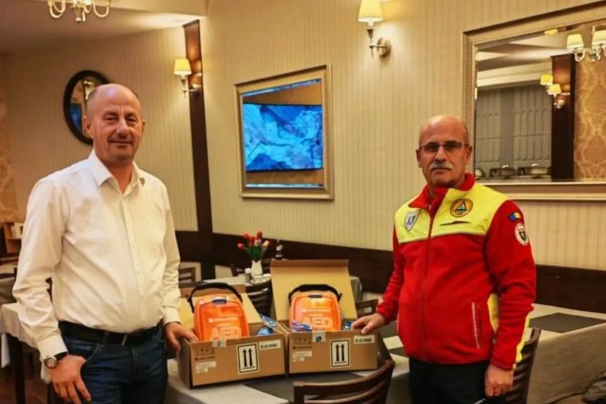 Salvamont Argeș a primit două defibrilatoare de ultimă generație pentru intervenții de urgență