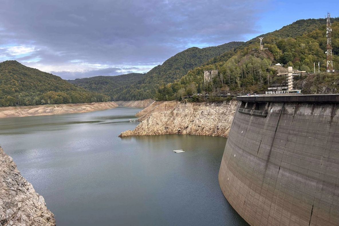 Poluare pe Lacul Vidraru: Pete de ulei și combustibil apărute după topirea gheții. Autoritățile au intervenit de urgență