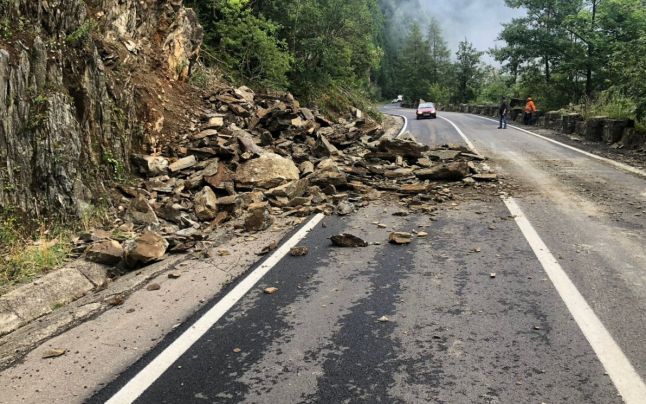 Căderi de piatră pe Transfăgărășan. Trafic blocat în zona localității Arefu
