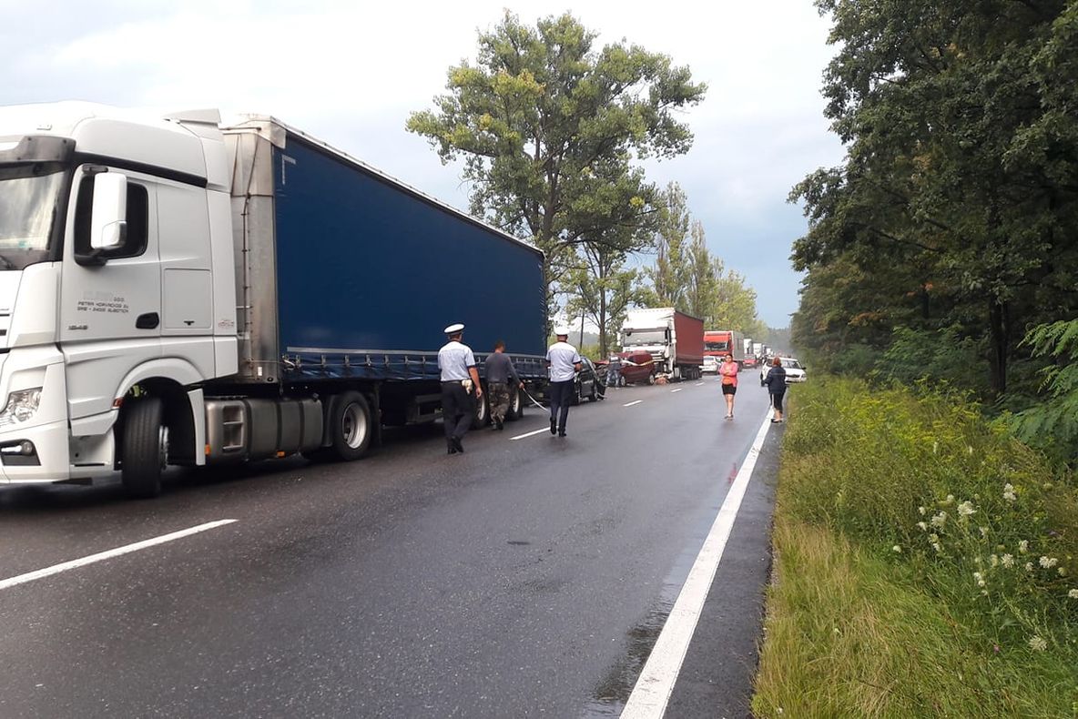 Șoferul de TIR, beat, a provocat un accident în lanț pe DN 7! Trei răniți au ajuns la spital