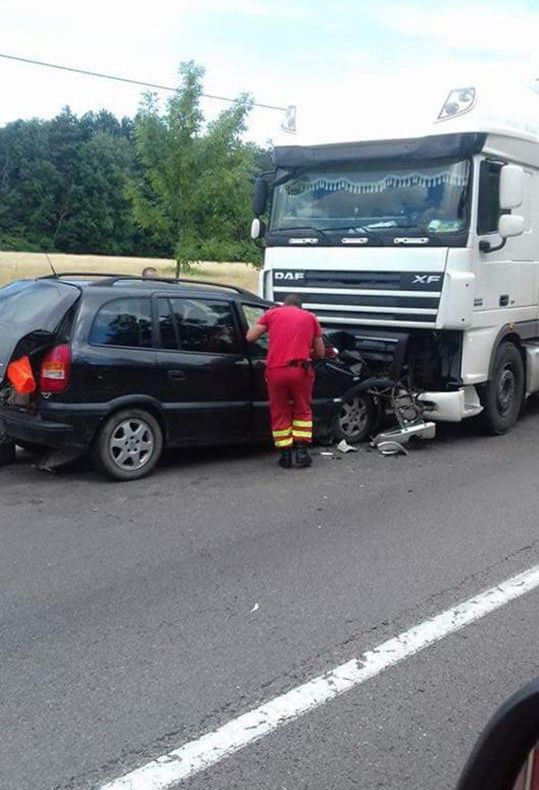 Accident cu descarcerare pe DN 7! Autoturism intrat sub un TIR