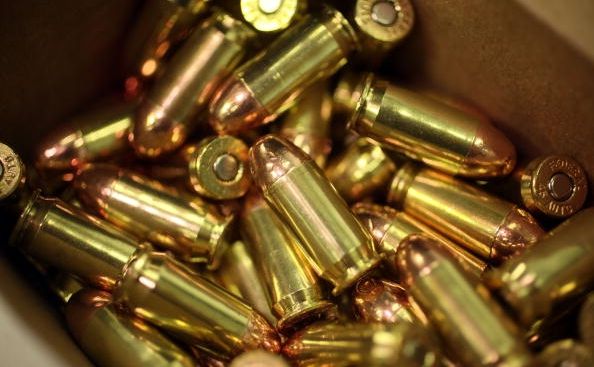 Gloanţe aruncate pe malul râului la Lereşti! Poliţiştii au ridicat peste 400 de cartuşe