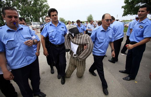 Revolta a angajaţilor din penitenciare. Se anunţă proteste!