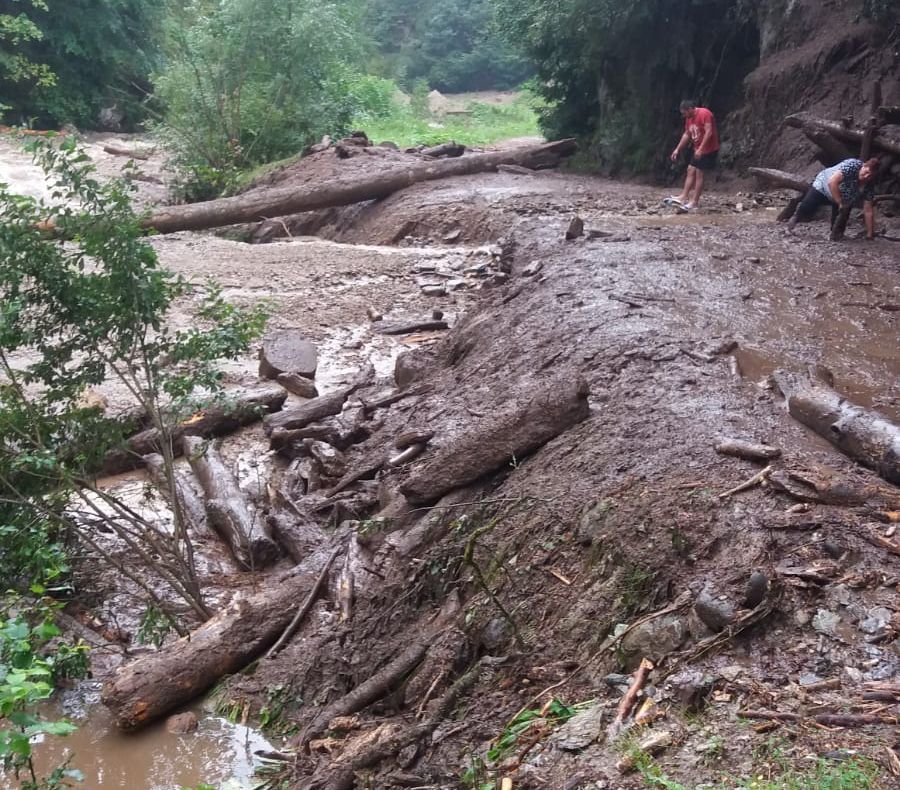 20 de turiști, blocați, pe un drum distrus de aluviuni, la Nucșoara!