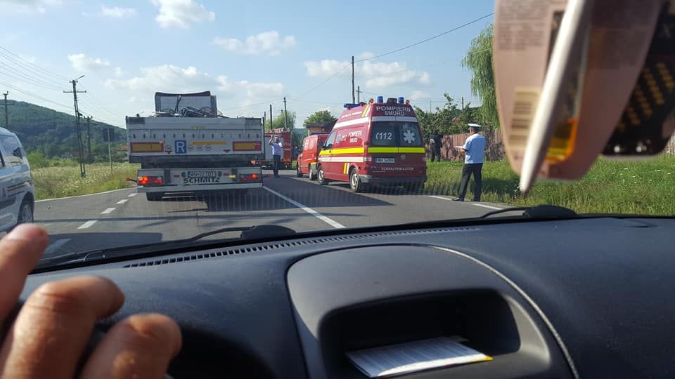 Accident cu descarcerare pe DN 7, la Drăganu! Maşină răsturnată în şanţ