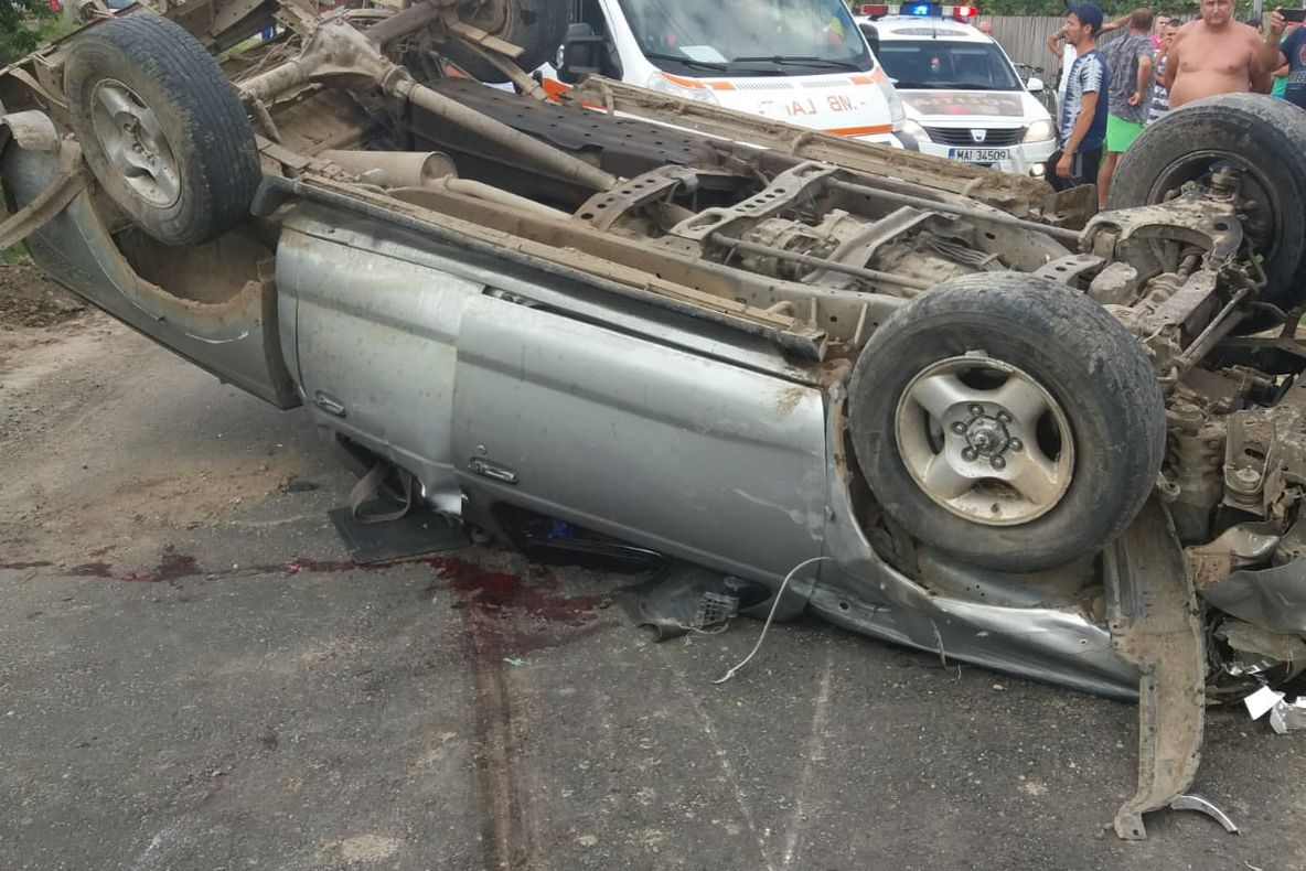 Accident provocat de un șofer beat, la Teiu! Două persoane au fost rănite