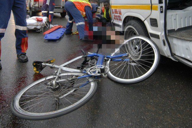 Biciclist accidentat la Ştefăneşti ! Lovit de o dubiţă