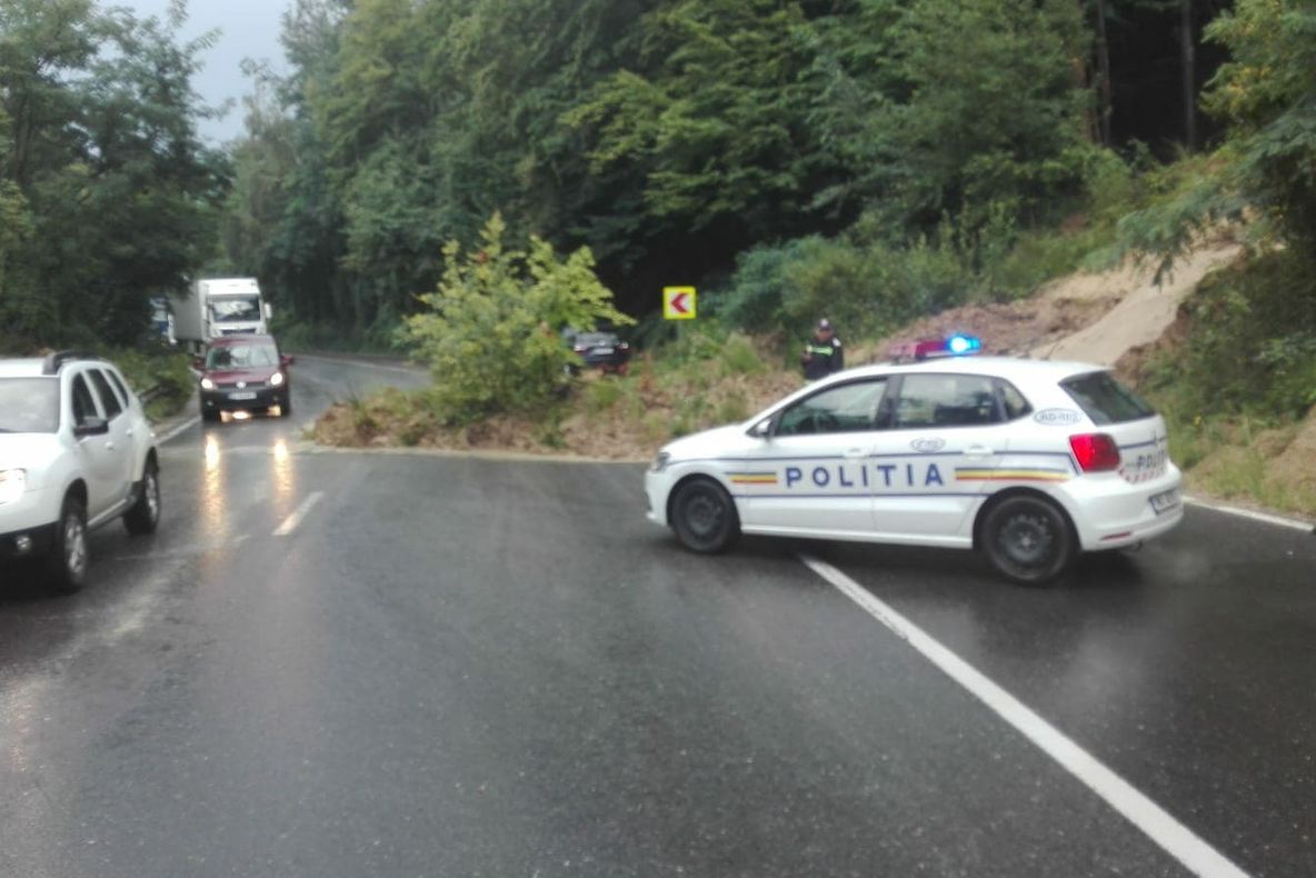 DN 7 blocat de un mal de pământ adus pe şosea de ploaie