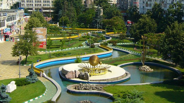 Economist gol-pușcă în centrul Piteștiului! Făcea baie în fântâna arteziană