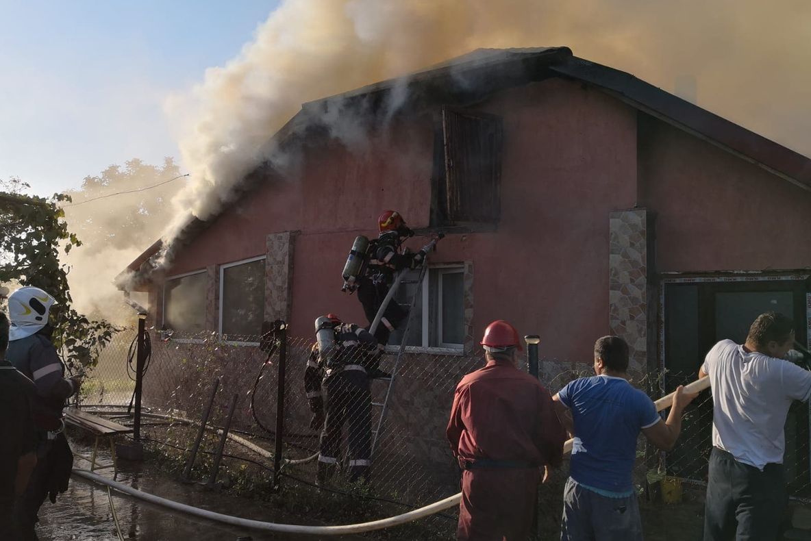 Incendiu la Păduroiu Deal! A ars o anexă şi acoperişul unei case