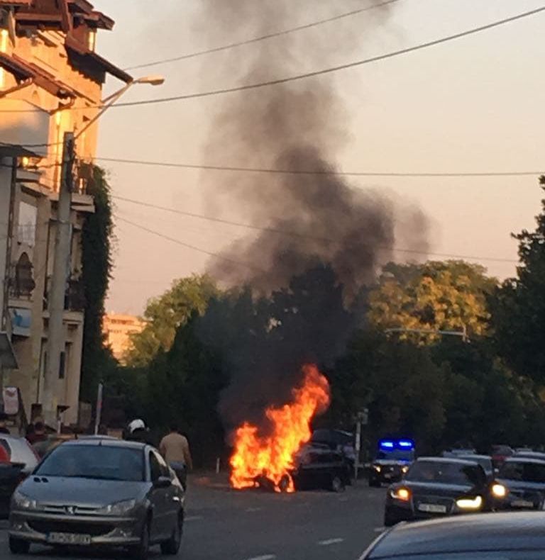 VIDEO-Mașină în flăcări, la Pitești! A luat foc în timpul mersului