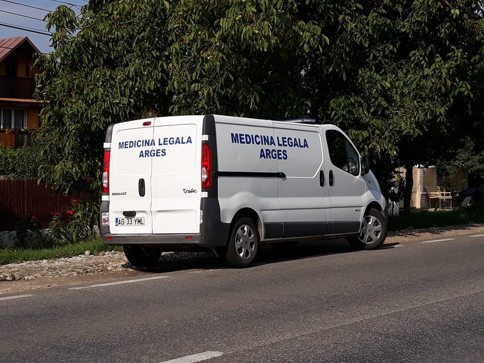 Mort la 31 de ani, în scara blocului! Polițiștii fac cercetări la fața locului