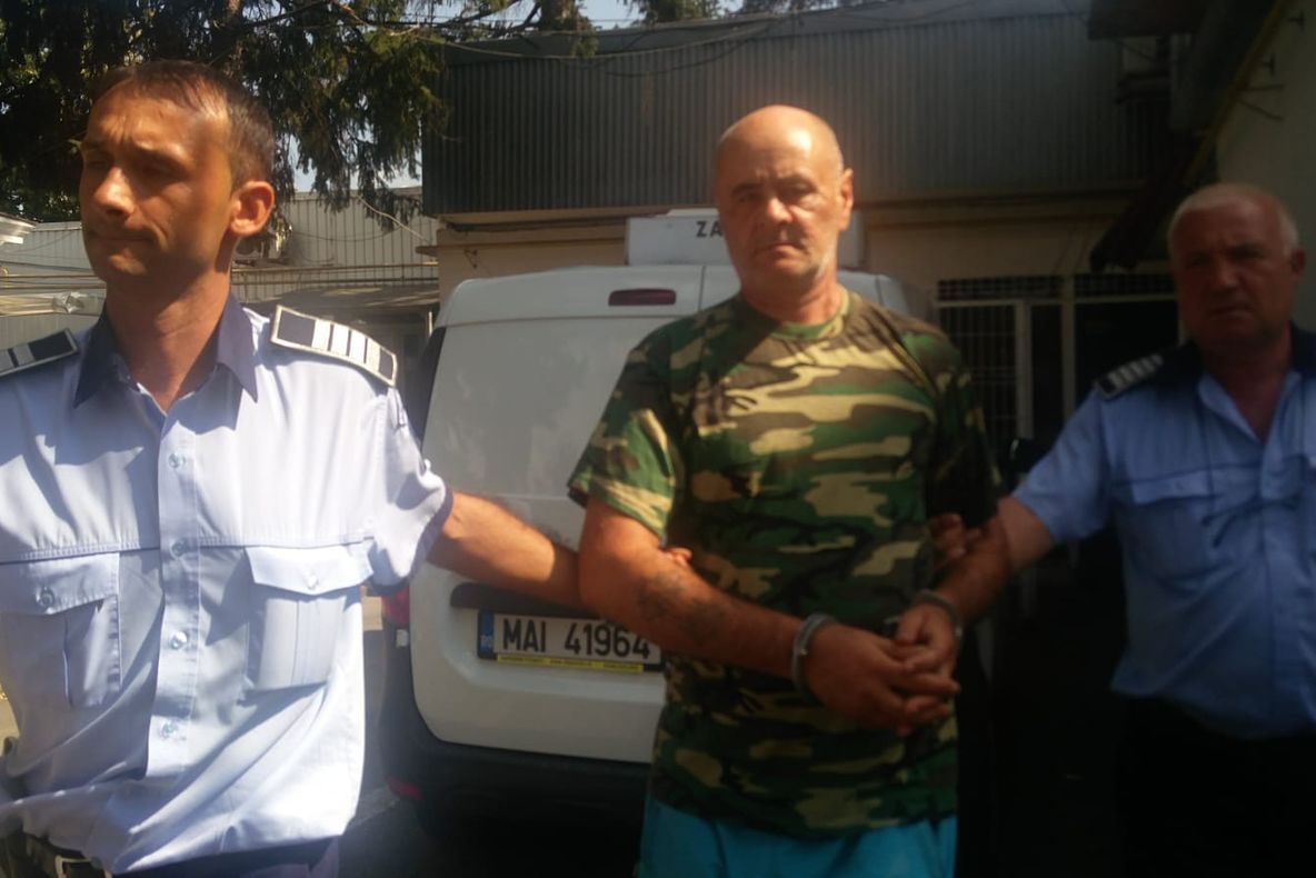 Recidivist în arest după ce a înjunghiat un bărbat! Scandal de la o înjurătură