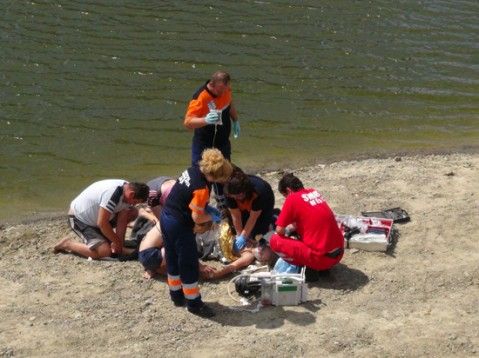 Salvat de fiu de la înec! Era la scăldat, la Barajul Budeasa