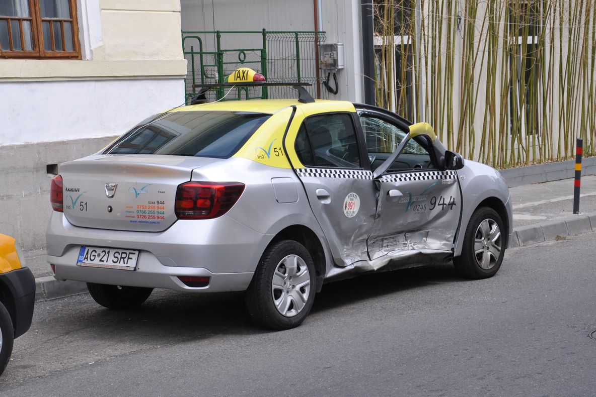 Taxi răsturnat în Piteşti! Şoferul a trecut pe roşu