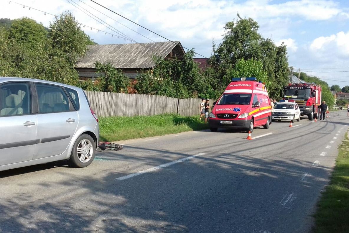 Accident! Biciclistul a intrat cu capul în luneta maşinii