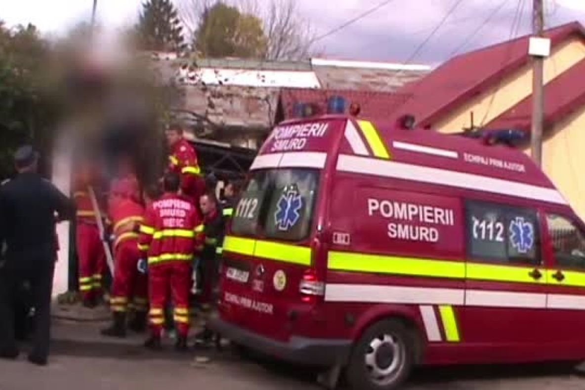 A rămas agățat în gard când voia să-și impresioneze iubita!