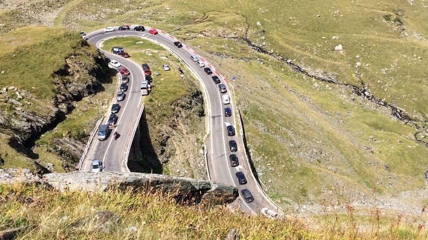 VIDEO-Bară la bară pe Transfăgărășan! Turiștii petrec ore bune în trafic, nu la distracție