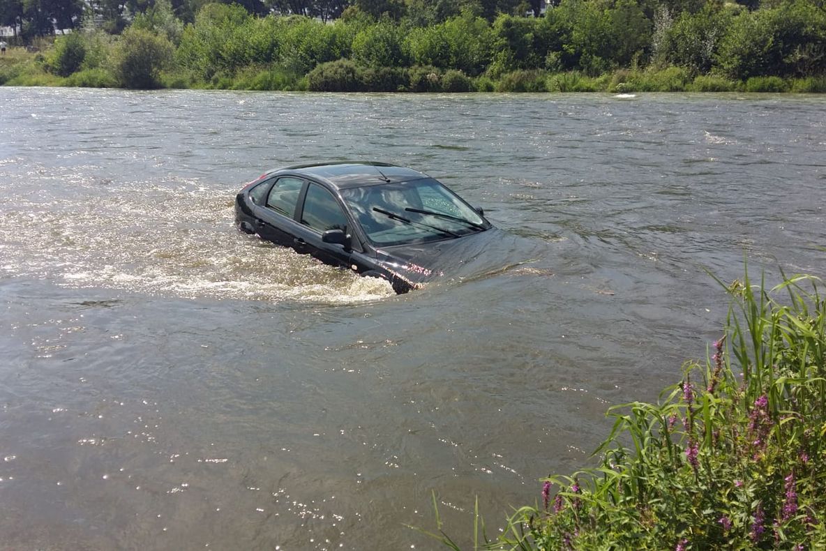 VIDEO-Distracție sfârșită prost! Apa le-a luat mașina, când erau la plajă